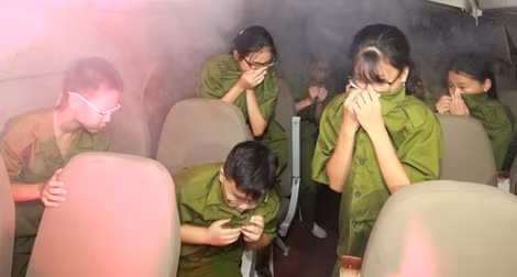 "Chiến sĩ Công an nhí" tập ứng phó với kỹ năng chữa cháy