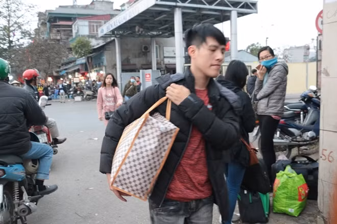 Tại khu vực bến xe Giáp bát lưu lượng người dân đổ về đây cũng giảm khá lớn so với năm ngoái.