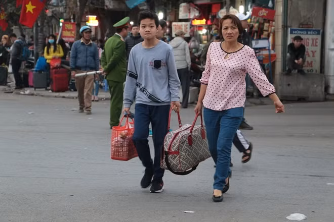 Ai cũng tay xách nách mang đồ đạc lỉnh kỉnh... sau kỳ nghỉ tết Nguyên đán 2018