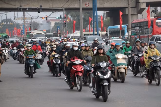 Tại khu vực Bến xe Nước Ngầm tuy người dân đổ dồn về đây khá đông nhưng cũng không có hiện tượng ùn tắc.