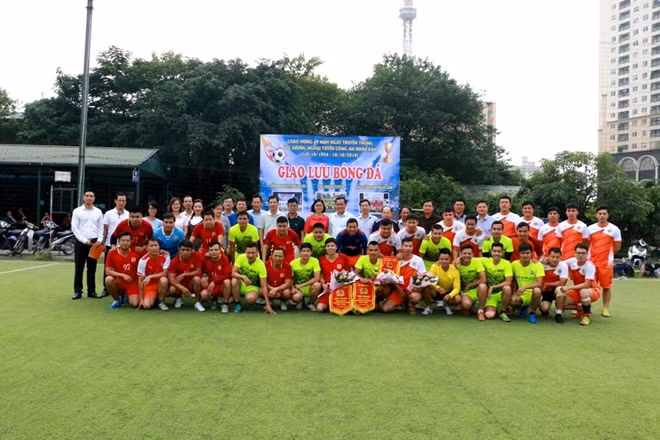 Lãnh đạo ba đơn vị chụp ảnh lưu niệm với các cầu thủ trước giờ diễn ra tranh tài.