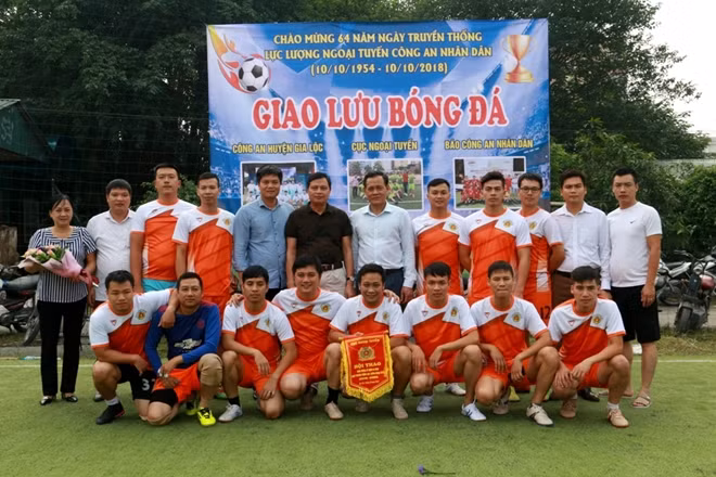 Lãnh đạo đơn vị và các vận động viên đội Công an huyện Gia Lộc.