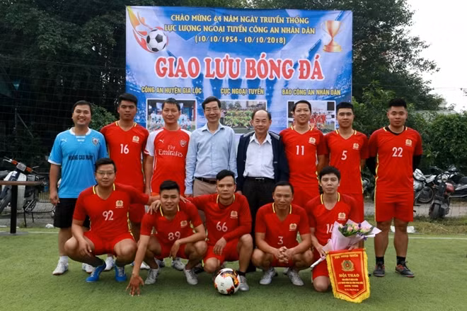 Lãnh đạo đơn vị và các vận động viên đội Báo Công an nhân dân