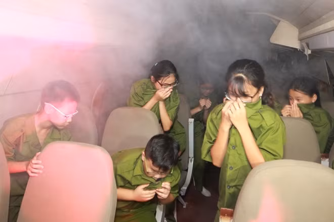 Với tình huống xảy ra sự cố trên máy bay, các em được học cách quan sát khu vực nguy hiểm, cách bình tĩnh xử lý và định hướng đường thoát hiểm và thoát ra tại vị trí an toàn.
