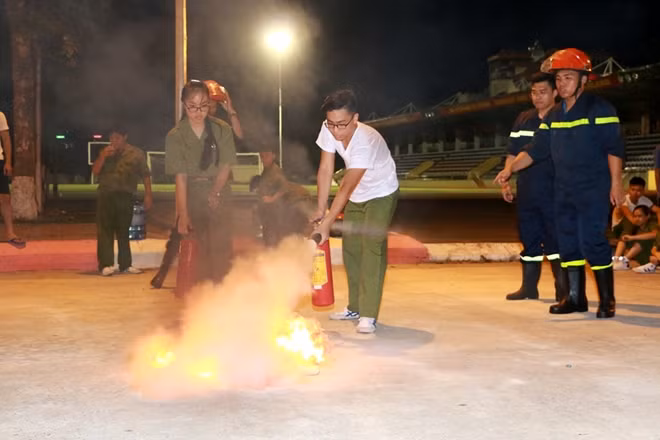 Hướng dẫn tư thế đứng, và cách sử dụng bình chữa cháy sao cho hiệu quả nhất khi dập lửa