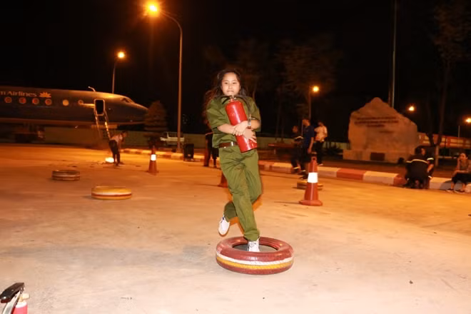 Trải nghiệm kỹ năng vượt chướng ngại vật đưa bình cứu hỏa đến nơi xảy ra cháy nổ