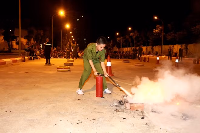 Sau khi đưa bình cứu hỏa đến địa điểm chỉ định các em phải sử dụng bình chữa cháy một cách hiệu quả để dập cháy đám một cách nhanh nhất.