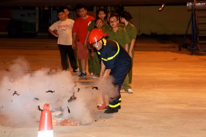 Hướng dẫn cách vượt chướng ngại vật và xử lí đám cháy nhỏ có thể xảy ra ở nhà, trường học hay ở nơi công cộng mà có thể tự thực hiện để không để bùng phát cháy to.