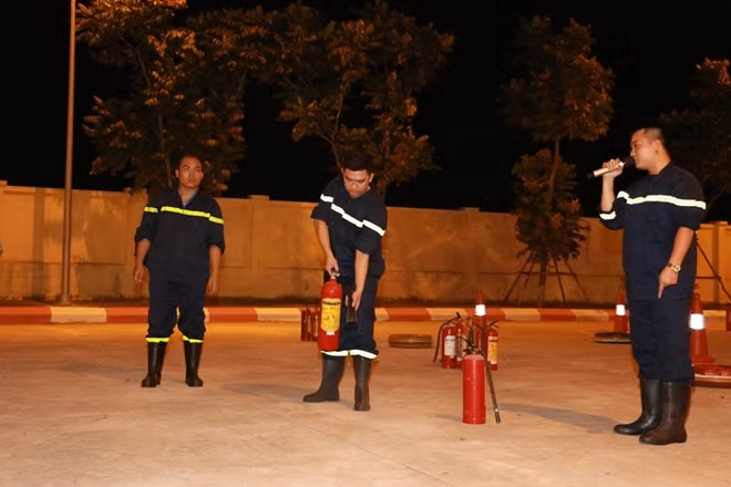 Các em sẽ được hướng dẫn cách sử dụng bình cứu hỏa và trải nghiệm như những chiến sĩ PCCC & CHCN chuyên nghiệp.