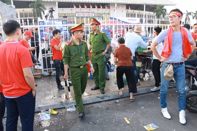 Rút kinh nghiệm từ các trận đấu trước, lực lượng công an tiến hành cưỡng chế những hàng quán bán rong quanh sân tránh tạo ra cảnh nhếch nhác, mất trật tự.