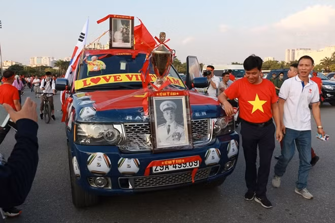 Ngay cả một siêu xe cũng được khoác áo mới để cổ vũ cho đội tuyển trong trận đấu ngày hôm nay.