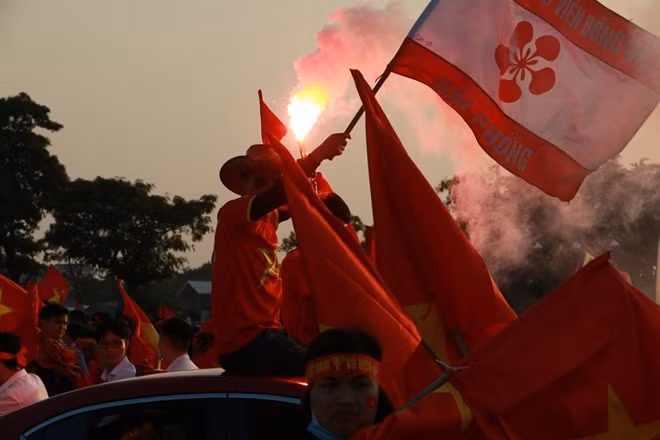 Tuy nhiên dù là nguyên nhân gì thì đây cũng là một hành động đáng lên án bởi nó làm xấu đi hình ảnh của thể thao Việt Nam nói chung và người hâm mộ bóng đá nước nhà nói riêng.