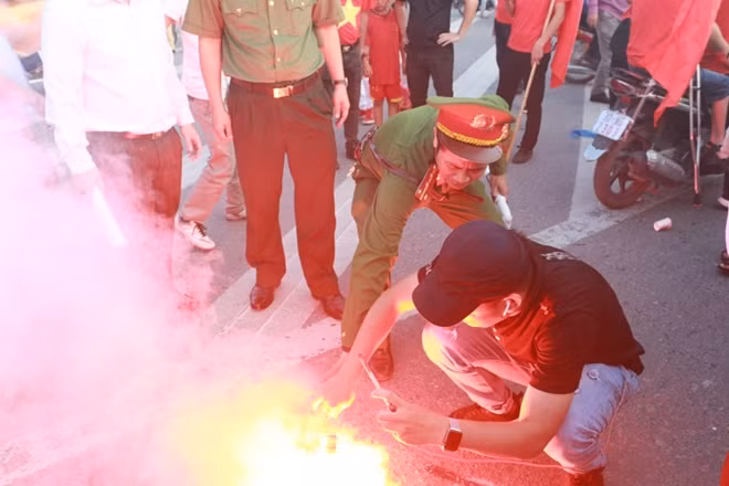 Những quả pháo sáng tiềm ẩn nguy cơ hỏa hoạn hoặc có thể gây bóng bất kỳ lúc nào.