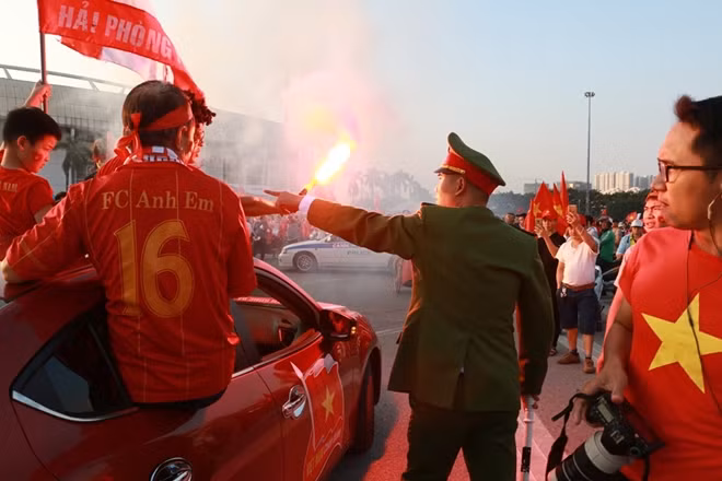Hôm nay(6-12), lực lượng công an lập tức can thiệp mỗi khi có CĐV đốt pháo sáng.