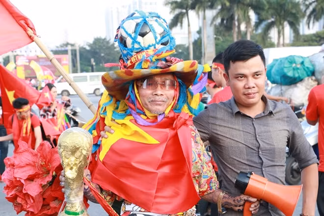 Bộ trang phục "không biết gọi là gì" của một CĐV cao tuổi.