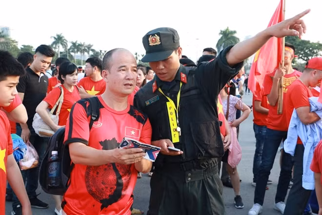 Một chiến sĩ CSCĐ hướng dẫn CĐV vào sân trong chiều nay.