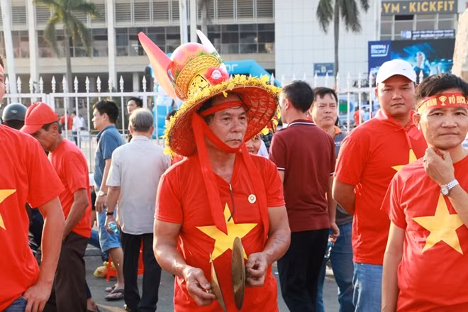 Hàng loạt các trang phục "lạ mắt" được các CĐV mang tới sân trong chiều nay.