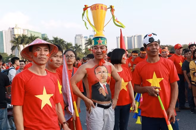Một CĐV với chiếc mũ hình chiếc Cup vô địch.