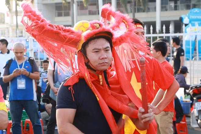 Tình yêu với bóng đá và đội tuyển Việt Nam thúc đẩy các CĐV thỏa sức sáng tạo những kiểu trang phục vô cùng kỳ lạ.