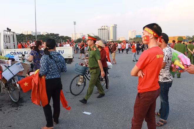 Lực lượng cảnh sát tuần tra liên tục quanh khu vực sân