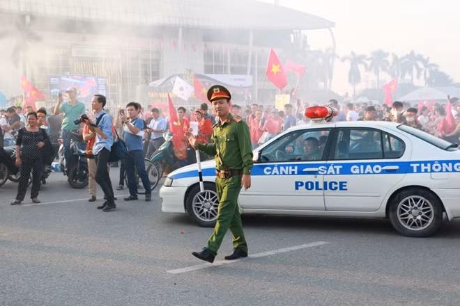 Nhìn chung không khí xung quanh sân Mỹ Đình vào chiều nay rất sôi động song nhờ có sự hoạt đông tích cực của lực lượng chức năng nên trật tự được bảo đảm.