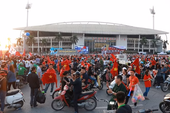 Hàng vạn CĐV đã đổ về Mỹ Đình trong chiều nay (6-12) để theo dõi trực tiếp trận bán kết lượt về AFF Cup 2018.