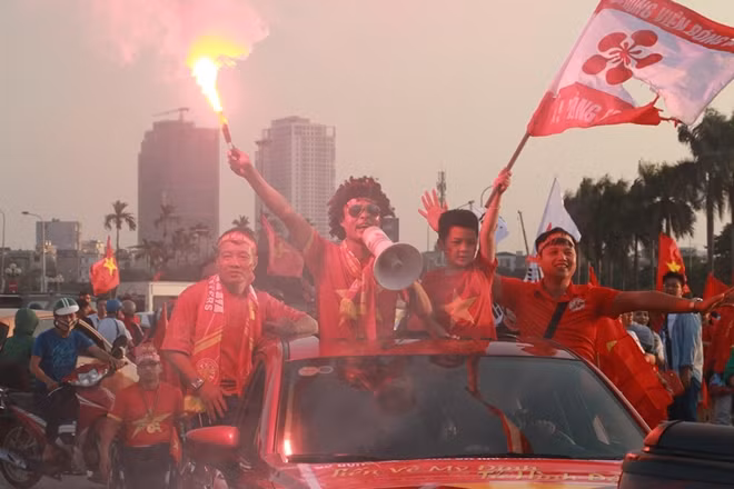 Trước trận đấu bán kết lượt về AFF Suzuki Cup giữa Việt Nam-Philippines có rất nhiều CĐV tụ tập bên ngoài sân Mỹ Đình. Trong không khí cuồng nhiệt đó thỉnh thoảng vẫn có những quả pháo sáng được đốt lên...