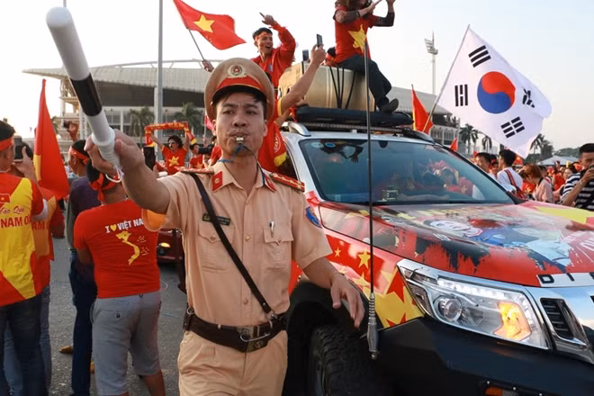 Trong khi các chiến sĩ CSGT làm tốt công tác phân luồng người và xe trước khu vực sân nên không xảy ra tình trạng ùn tắc.