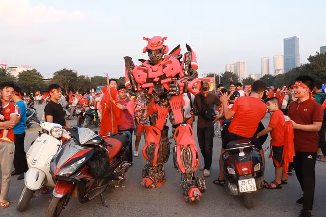 Hôm nay "robot biến hình" cũng là fan của đội tuyển Việt Nam.