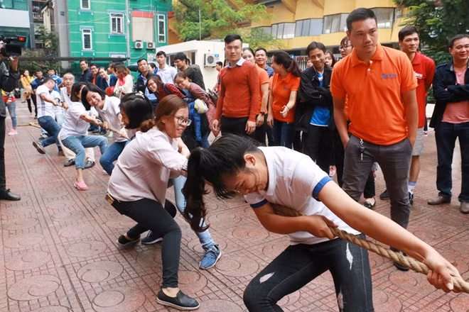 VĐV của các đội thi đấu hết mình trong sự cổ vũ của đông đảo đồng nghiệp, khán giả.