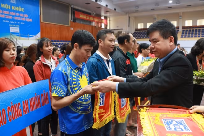 Ông Trần Xuân Hà - Phó trưởng Ban Tuyên giáo Thành ủy Hà Nội, cùng các đại biểu tặng hoa, cờ lưu niệm cho 23 đơn vị trước giờ tranh tài.