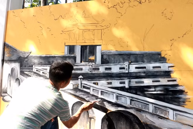 Trong đó ngoài 3 bức tranh về trường THPT Phan Đình Phùng, 25 bức còn lại về chủ đề Thăng Long Hà Nội xưa. Các bức tranh đều được các họa sỹ vẽ trên tường bao quanh trường.