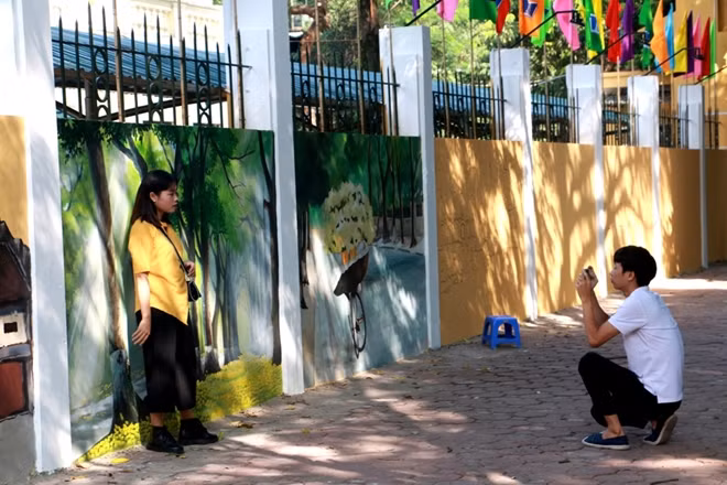Phố bích họa Phan Đình Phùng đã thu hút sự chú ý của nhiều người nhất là các bạn trẻ tới đây chụp ảnh.