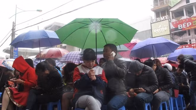 Cùng quan niệm với chị Hằng, anh Hoàng Sơn - Nam Từ Liên cho biết: “Dù mưa nhưng không sao hết, miễn là mua được ít vàng vào ngày này để lấy may đầu năm”.