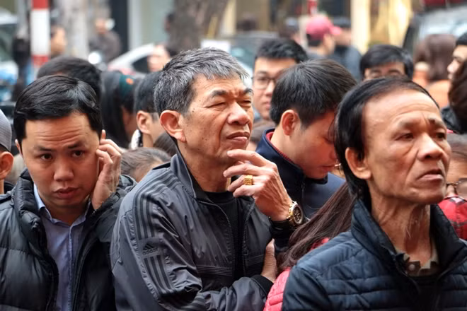 Lượng người đổ đi mua vàng vào sáng nay quá đông, nhiều người phải xếp hàng nhiều giờ đồng hồ nên không tránh khỏi sự mệt mỏi.