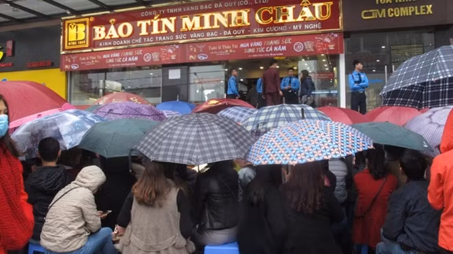 Ngay từ sáng sớm, dù trời mưa nhưng hàng trăm người vẫn xếp hàng tại các cửa hàng kinh doanh vàng để mua vàng.