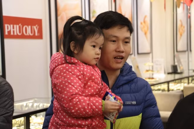Theo quan niệm xưa, trong ngày Vía thần tài nếu xuất tiền mua vàng sẽ được may mắn, đắc tài đắc lộc, tiền bạc rủng rỉnh cả năm. Chính bởi vậy, nhiều gia đình không ngại vất vả, đi từ rất sớm xếp hàng để mua vàng, không ít trong số đó mang theo cả con nhỏ đi cùng.