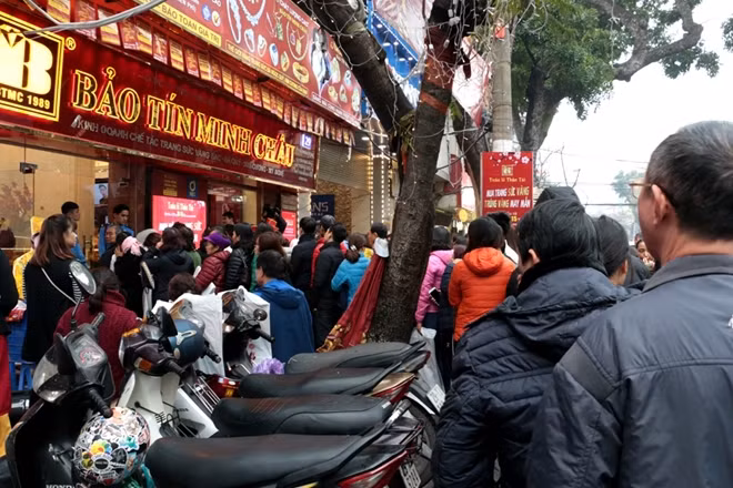 Dòng người xếp cả hàng dài ngoài cửa các tiệm vàng. Những cơ sở bán trang sức có uy tín đều rất đông khách mua. Một khách hàng cho biết đã phải chờ tới cả tiếng đồng hồ mới mua được một chỉ vàng trong ngày này.