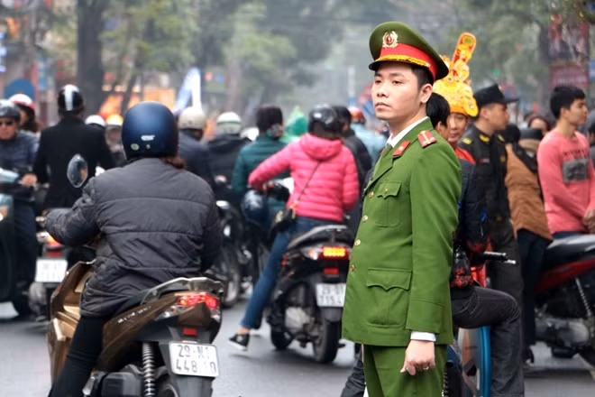 Để đảm bảo an ninh trật tự, công an phường Trần Nhân Tông cũng có mặt từ sáng sớm, túc trực trên phố vàng.