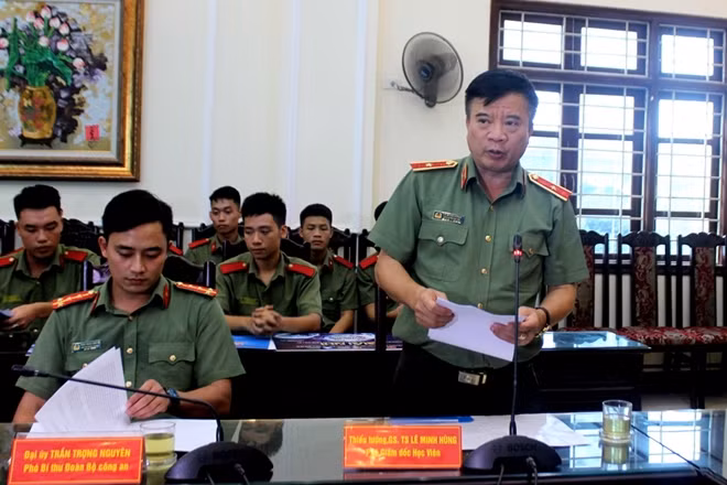 Thiếu tướng Lê Minh Hùng phát biểu tại lễ trao giải.