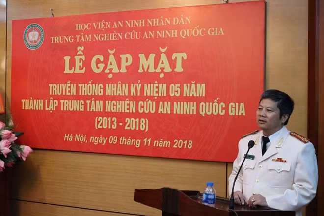 Đại tá Nguyễn Huy Thắng – Phó Viện trưởng Viện KHAN, nguyên Giám đốc đầu tiên của Trung tâm Nghiên cứu ANQG phát biểu và ôn lại truyền thống 5 năm của đơn vị.