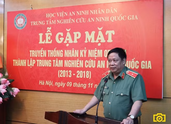 Thiếu tướng Lê Văn Thắng – Giám đốc Học viện chúc mừng ngày truyền thống của Trung tâm Nghiên cứu ANQG.