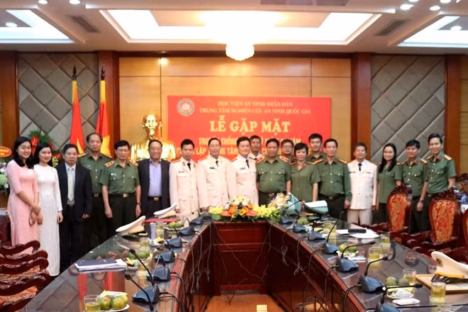 Đại biểu, lãnh đạo, cán bộ Trung tâm Nghiên cứu ANQG chụp ảnh lưu niệm.