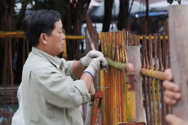 Chiều 28-2, một ngày trước khi lễ khai ấn bắt đầu, ban tổ chức đã cho một hàng rào trước cửa đền.