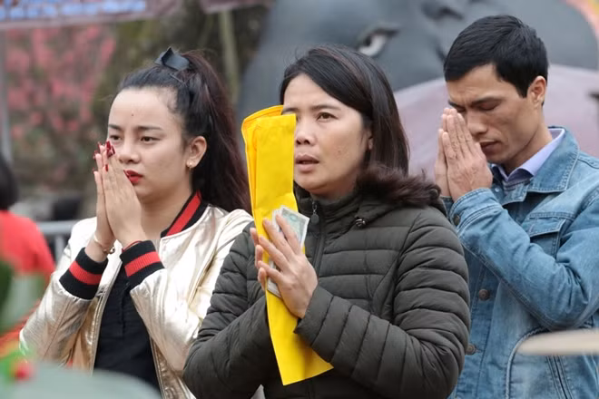 Hầu hết mọi người đi lễ đền Trần đều nhờ người viết sớ sẵn để khấn.
