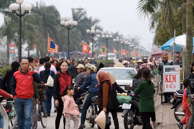 Con đường trước cửa đền Trần đầy ắp du khách khắp nơi đổ về.