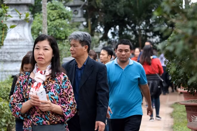 Nhiều vị khách cho biết do ở xa nên họ phải đi từ hôm nay vào viếng đền vì vào ngày khai ấn rất đông khó có thể vào được.