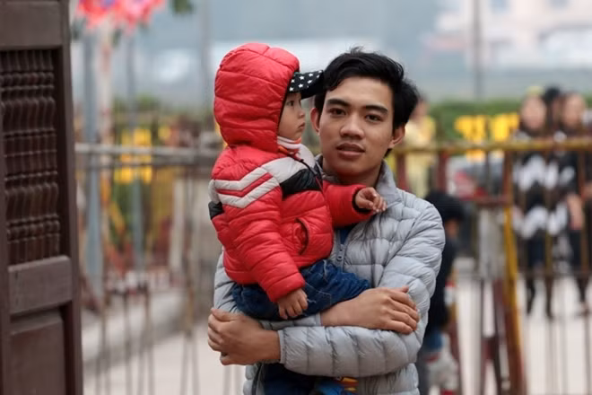 Hai cha con đến viếng đền Trần trước ngày khai ấn.
