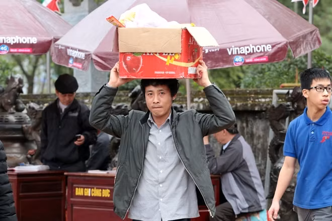 Đội lễ lên viếng đền Trần. Theo kinh nghiệm của dân địa phương, vào ngày chính hội một lượng lớn du khách thập phương rất lớn nên nhiều người tranh thủ chiều 28-2 để để viếng đền.