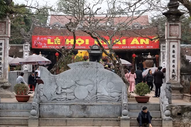 Đền Trần là nơi thờ các vua nhà Trần cùng các quan lại có công phù tá nhà Trần. Đền Trần được xây dựng từ năm 1695, trên nền Thái miếu cũ của nhà Trần là một triều đại với hào khí Đông A nổi tiếng "thượng mã đề thương, hạ mã đề thi''